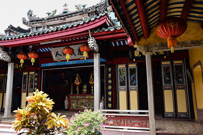 chinese temple trieu chau visit hoi an yard